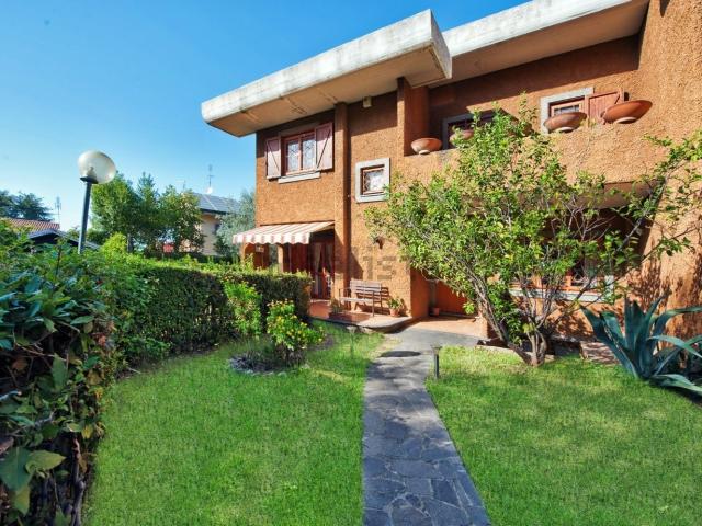 Villetta bifamiliare in vendita di 215 m² in Via Sentiero del Bosco