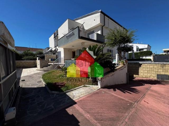 Villetta bifamiliare in vendita di 215 m² in Via Staffetta, 181