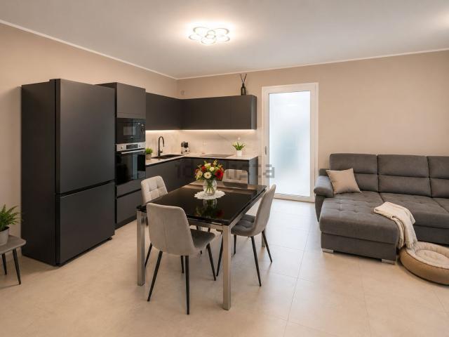 Villetta bifamiliare in vendita di 216 m² in Via Atene