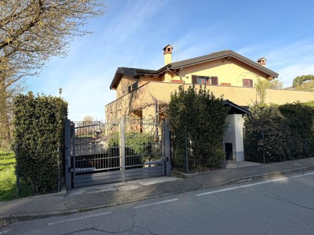 Villetta bifamiliare in vendita di 216 m² in Via C. Marchesi