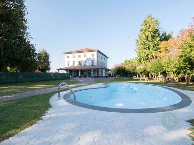 Villetta bifamiliare in vendita di 216 m² in Via Chiesa di Cibeno