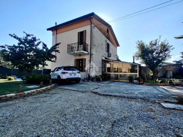 Villetta bifamiliare in vendita di 216 m² in Via dei Mille, 8