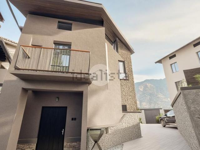 Villetta bifamiliare in vendita di 216 m² in Via F. Beretta, 1