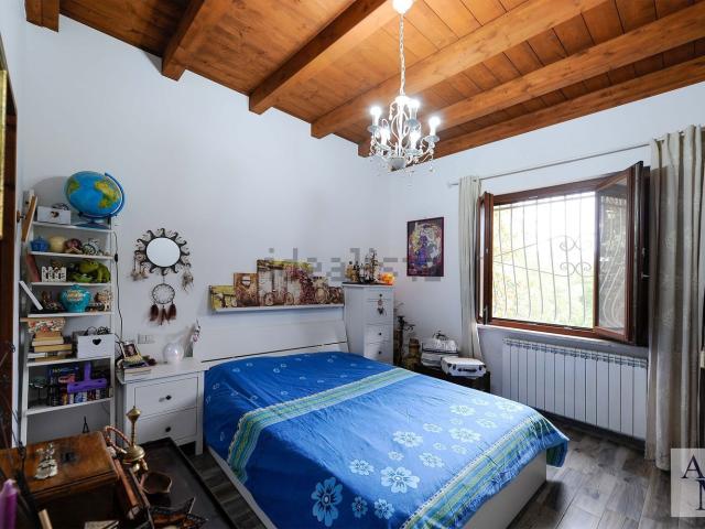 Villetta bifamiliare in vendita di 216 m² in Via Falconella