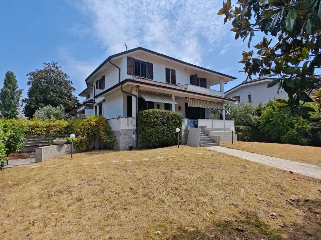 Villetta bifamiliare in vendita di 216 m² in Via Giovanni XXIII