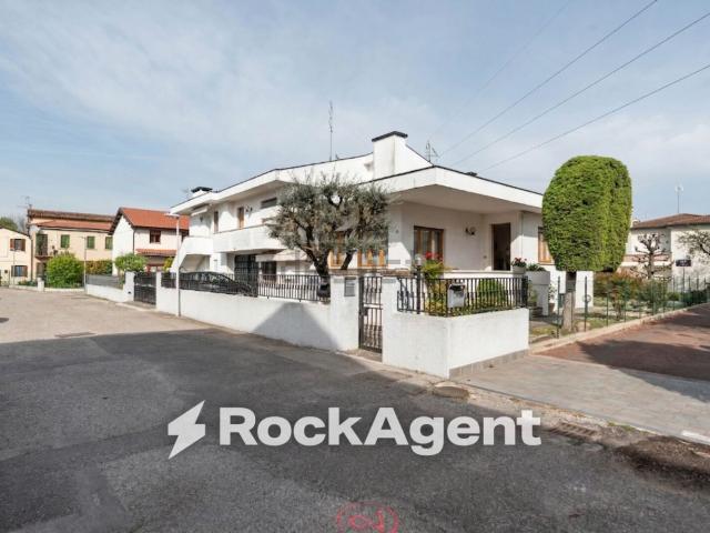 Villetta bifamiliare in vendita di 216 m² in Via I. Nievo, 28