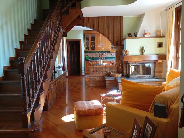 Villetta bifamiliare in vendita di 216 m² in Via Leonardo da Vinci, 10
