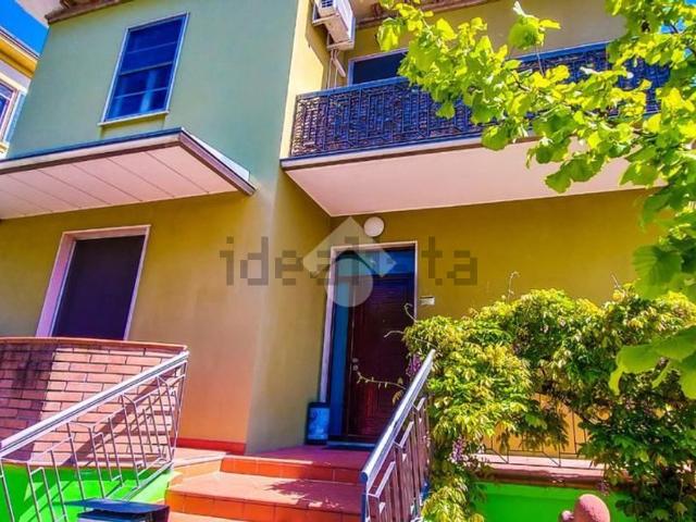 Villetta bifamiliare in vendita di 216 m² in Via Roma, 49