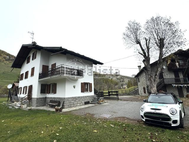 Villetta bifamiliare in vendita di 218 m² in Frazione Trochey e Meytere