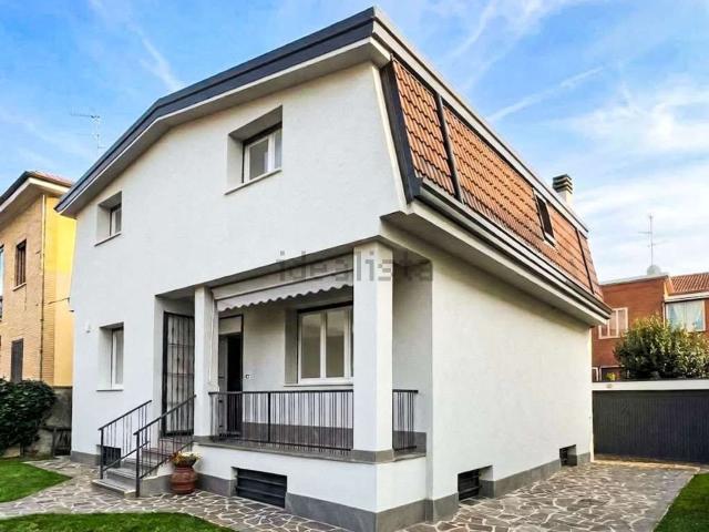Villetta bifamiliare in vendita di 218 m² in Via Ada Negri