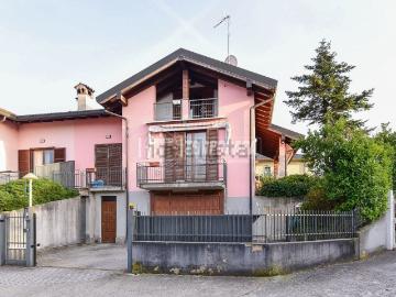 Villetta bifamiliare in vendita di 218 m² in Via C.A. Dalla Chiesa, 232