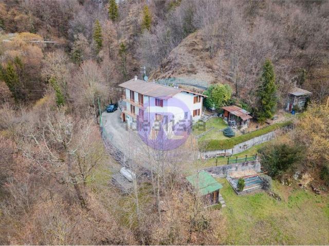 Villetta bifamiliare in vendita di 218 m² in Via Colle