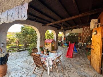 Villetta bifamiliare in vendita di 218 m² in Via Colle Calcagno