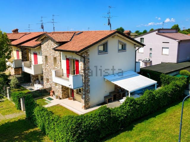 Villetta bifamiliare in vendita di 219 m² in Via Varese