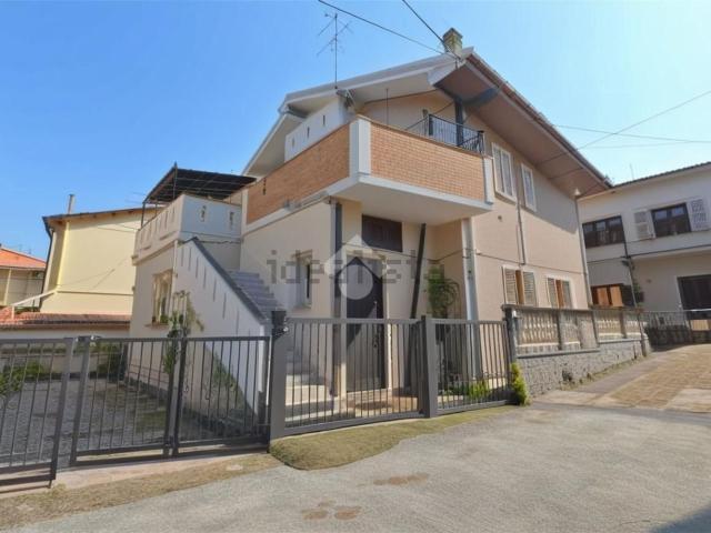 Villetta bifamiliare in vendita di 219 m² in Via Livorno, 2