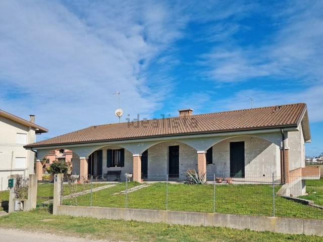 Villetta bifamiliare in vendita di 220 m² in Strada dei Sedici Laghi, 83