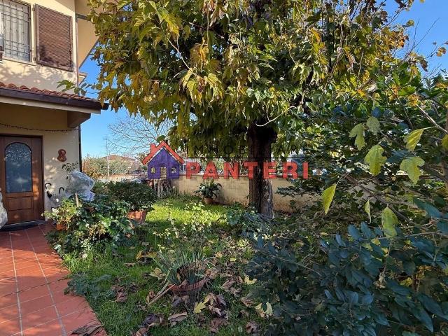 Villetta bifamiliare in vendita di 220 m² in Via Terra Rossa