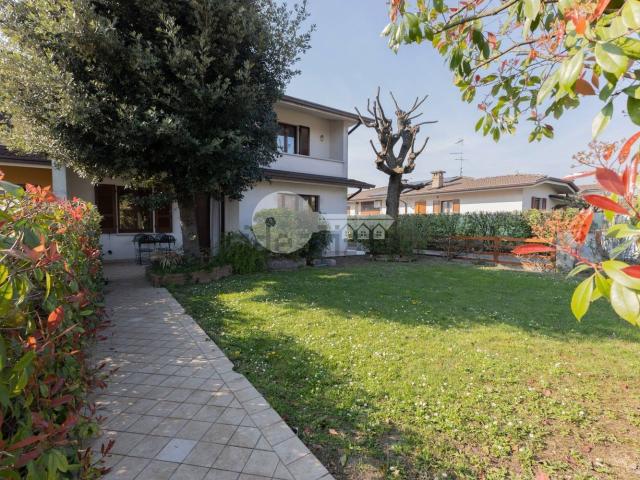 Villetta bifamiliare in vendita di 220 m² in Via Tita Secchi, 57