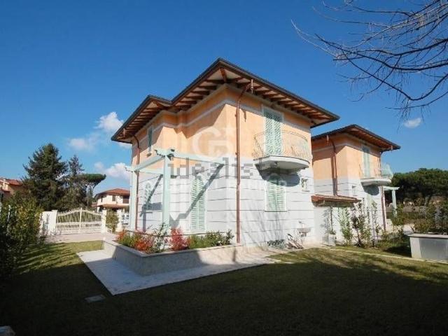 Villetta bifamiliare in vendita di 220 m² in Via Tonfano, 204