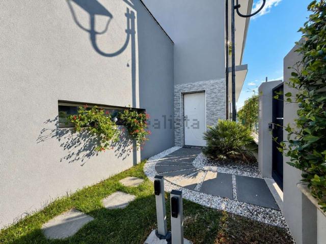 Villetta bifamiliare in vendita di 220 m² in Via Trento