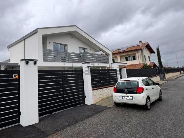 Villetta bifamiliare in vendita di 220 m² in Via Tuscolana, 110