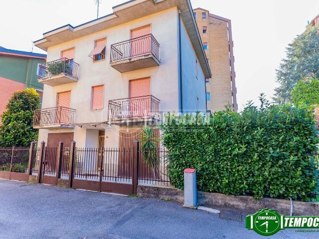Villetta bifamiliare in vendita di 220 m² in Via Benvenuto Cellini, 21