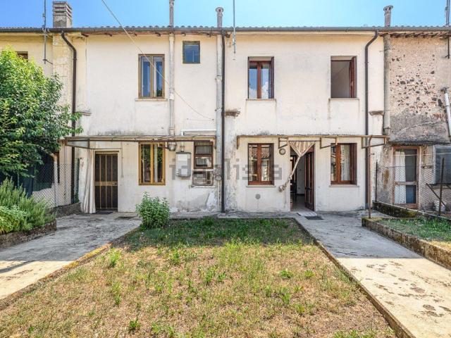 Villetta bifamiliare in vendita di 220 m² in Via C. Battisti, 16