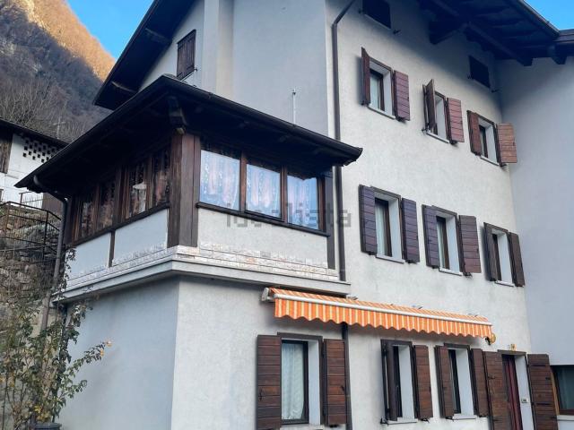 Villetta bifamiliare in vendita di 220 m² in Via Capitel Belumat, 1