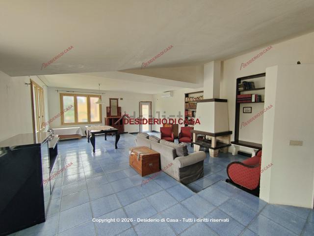 Villetta bifamiliare in vendita di 220 m² in Via Carlo Alberto Dalla Chiesa, 44