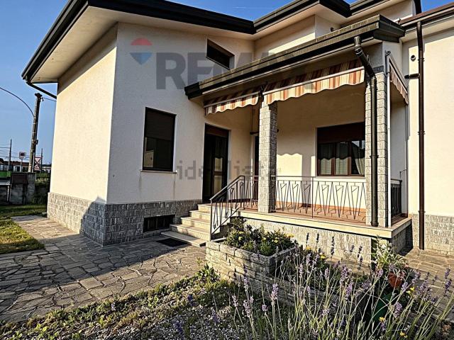 Villetta bifamiliare in vendita di 220 m² in Via Carroccio, 29