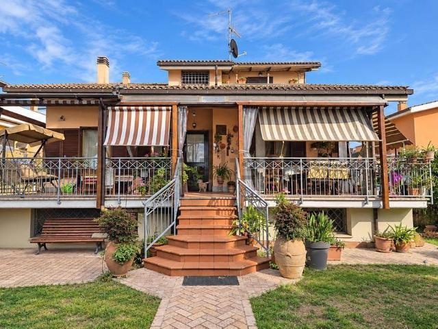 Villetta bifamiliare in vendita di 220 m² in Via Casaletto di Giano, 406