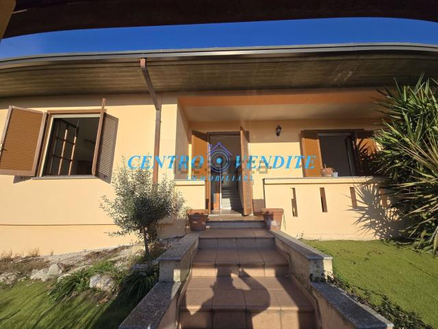 Villetta bifamiliare in vendita di 220 m² in Via Conte Cesare Bonacossa, 1