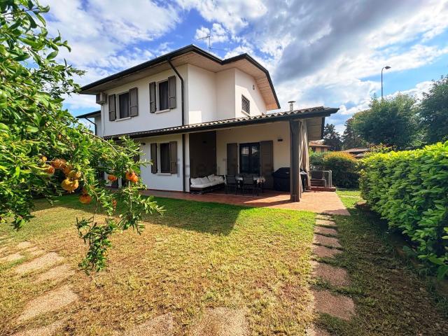 Villetta bifamiliare in vendita di 220 m² in Via Conte Gaetano Bonoris