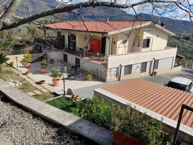 Villetta bifamiliare in vendita di 220 m² in Via Colonnella Patrascia