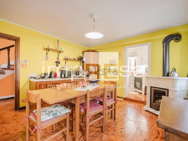 Villetta bifamiliare in vendita di 220 m² in Via Cortina, 28