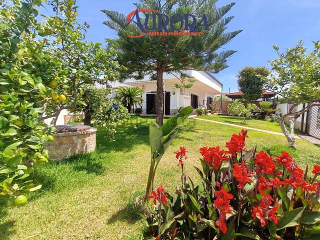 Villetta bifamiliare in vendita di 220 m² in Via Covino