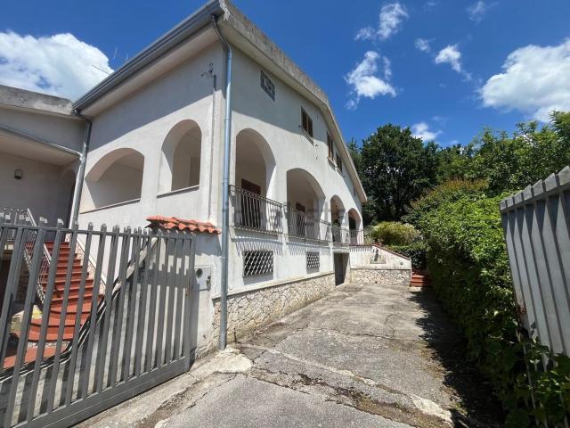 Villetta bifamiliare in vendita di 220 m² in Via degli Etruschi, 32
