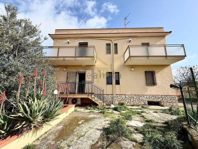 Villetta bifamiliare in vendita di 220 m² in Via dei Gelsomini