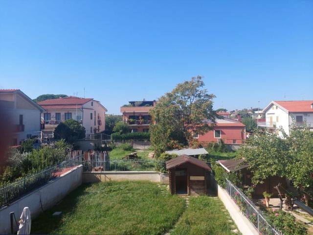 Villetta bifamiliare in vendita di 220 m² in Via elio vittorini
