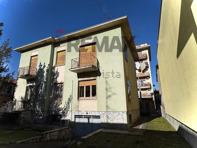 Villetta bifamiliare in vendita di 220 m² in Via Fabio Filzi