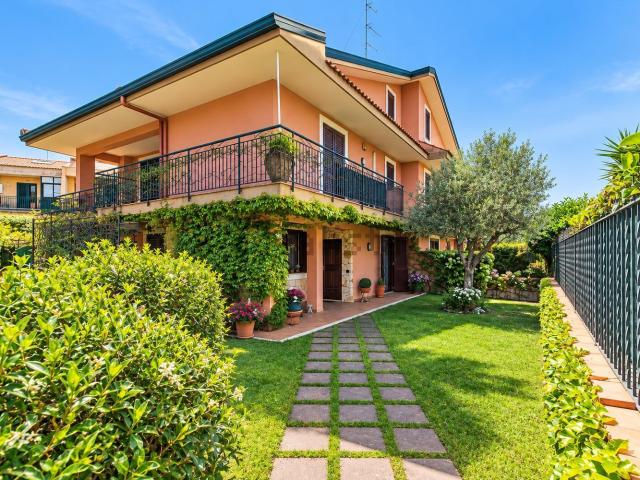 Villetta bifamiliare in vendita di 220 m² in Via Federico de Roberto