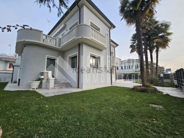 Villetta bifamiliare in vendita di 220 m² in Via Francesco Barbiero