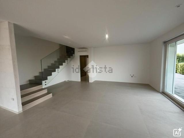 Villetta bifamiliare in vendita di 220 m² in Via Giovanni Pascoli, 15