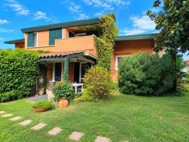 Villetta bifamiliare in vendita di 220 m² in Via Giacomo Leopardi