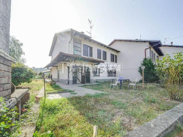 Villetta bifamiliare in vendita di 220 m² in Via Ina Case