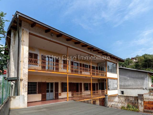 Villetta bifamiliare in vendita di 220 m² in Via Ivrea, 8