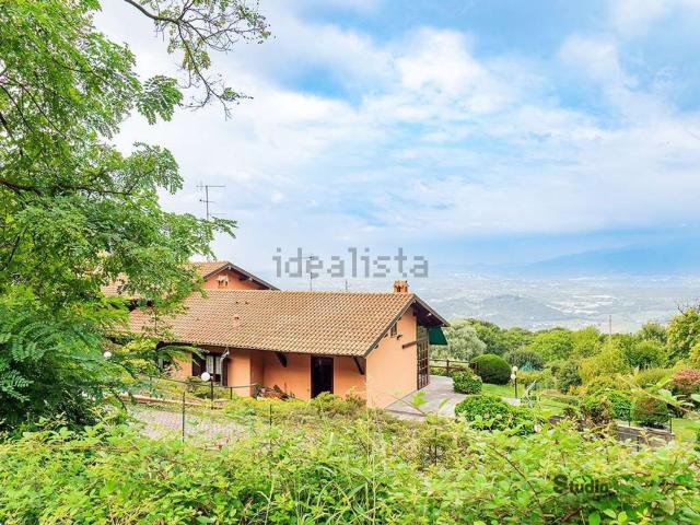 Villetta bifamiliare in vendita di 220 m² in Via Lecco, 33