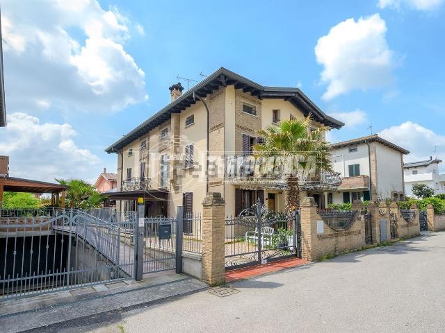 Villetta bifamiliare in vendita di 220 m² in Via M. Biagi