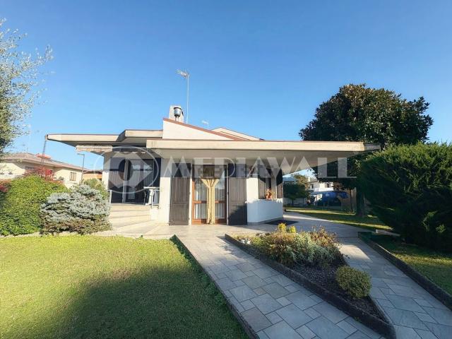Villetta bifamiliare in vendita di 220 m² in Via Maia, 45