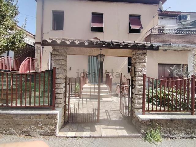 Villetta bifamiliare in vendita di 220 m² in Via Marzabotto
